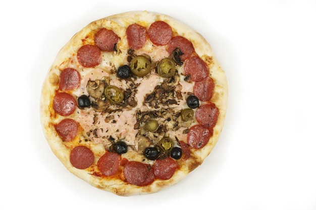 Pizza pas parfaite avec des olives de champignons salami isolées