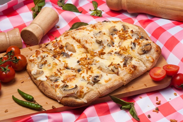 Pizza sur pâte romaine aux champignons mozzarella et parmesan