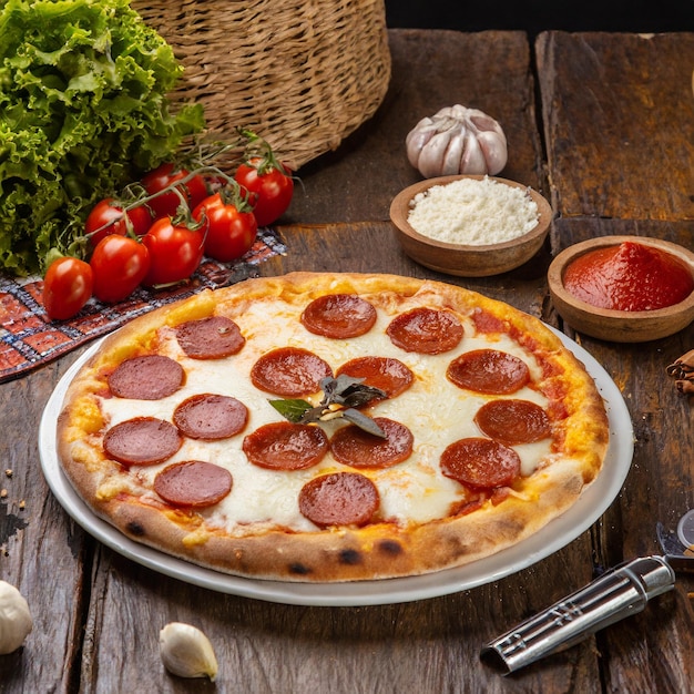 Photo la pizza à la pepperoni est une pizza de calabria.