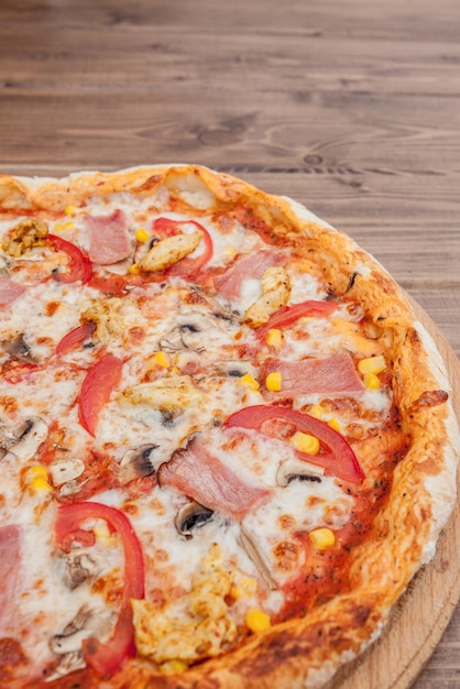 Pizza Pepperoni avec fromage Mozzarella Jambon Tomates poivre Épices Pizza italienne