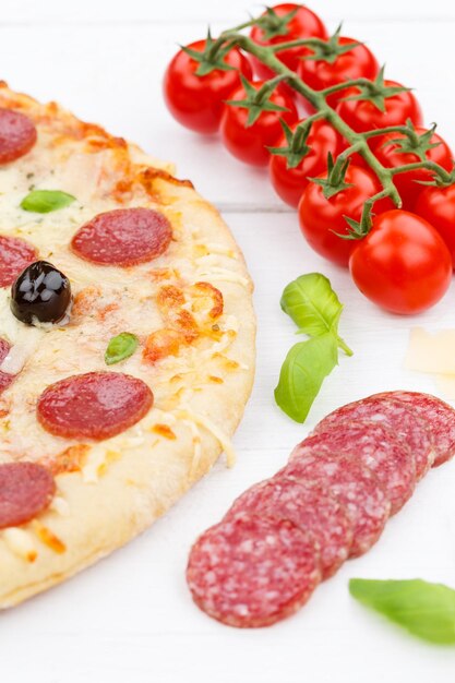 Photo pizza pepperoni salami cuisson ingrédients format portrait sur planche de bois