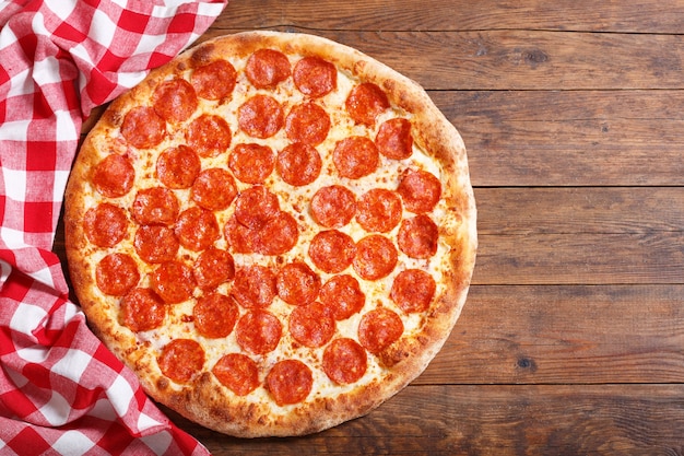 Pizza pepperoni sur table en bois, vue de dessus