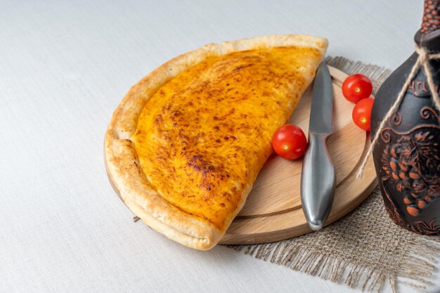 Pizza sur planche, tomates cerises