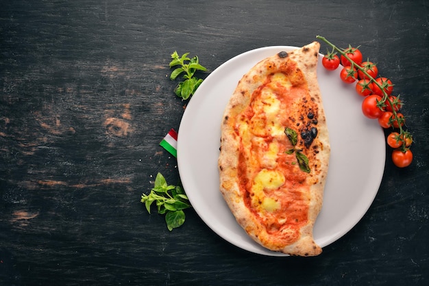 Pizza plat traditionnel italien Sur un fond en bois Vue de dessus Espace de copie gratuit