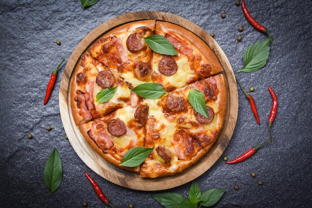 Pizza Sur Le Plateau En Bois Et Vue De Dessus De Feuille De Piment Basilic