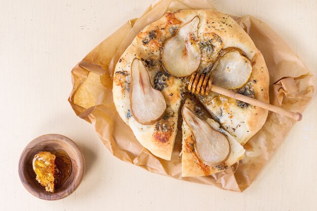 Pizza à la poire et au gorgonzola