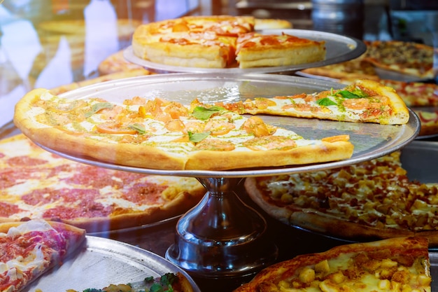 Pizza posée sur un comptoir de pizzeria avec la lumière du soleil Comptoir de pizza italienne