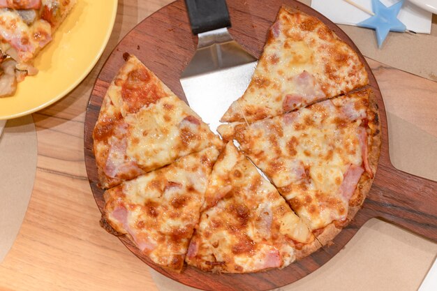 Pizza posée sur un plateau en bois