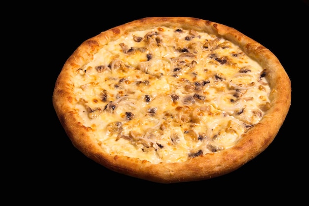 pizza quatre fromages sur fond noir