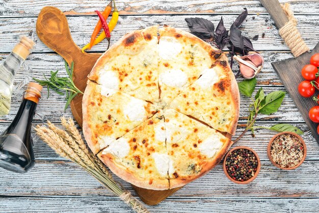 PIZZA QUATTRO FORMAGGI Cuisine italienne Sur un fond en bois Espace libre pour le texte Vue de dessus