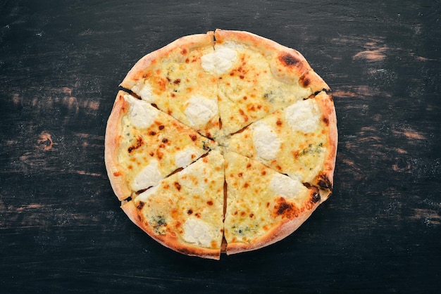 PIZZA QUATTRO FORMAGGI Cuisine italienne Sur un fond en bois Espace libre pour le texte Vue de dessus