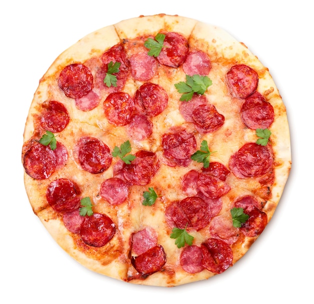Pizza ronde avec salami et mozzarella gros plan sur fond blanc, isolé. La vue du haut