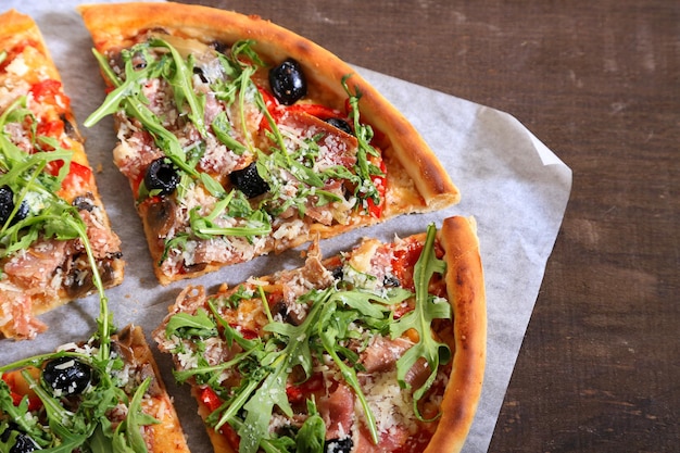 Pizza à la roquette sur fond de bois de couleur