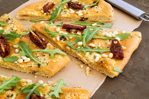 Pizza à la roquette. la vue du haut.