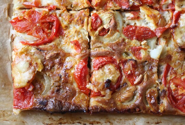 Pizza rustique aux tomates salami et fromage