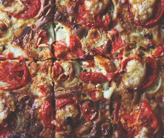 Pizza rustique aux tomates salami et fromage