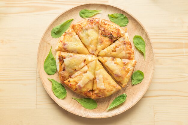 Pizza rustique sur table en bois. Vue de dessus.