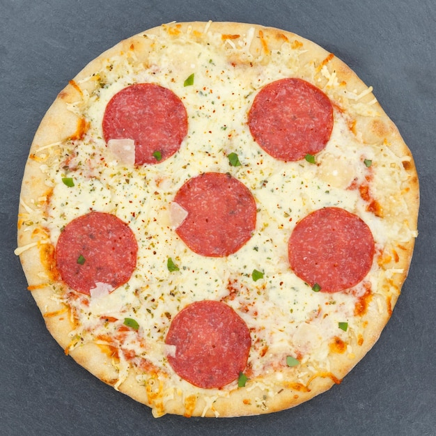 Pizza salami d'en haut carré sur une ardoise