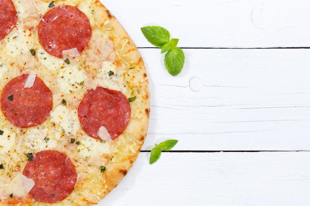 Pizza salami d'en haut copyspace copie espace gros plan sur planche de bois