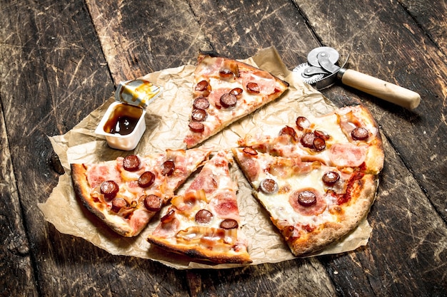 Pizza avec saucisses de viande épicées et fromage.