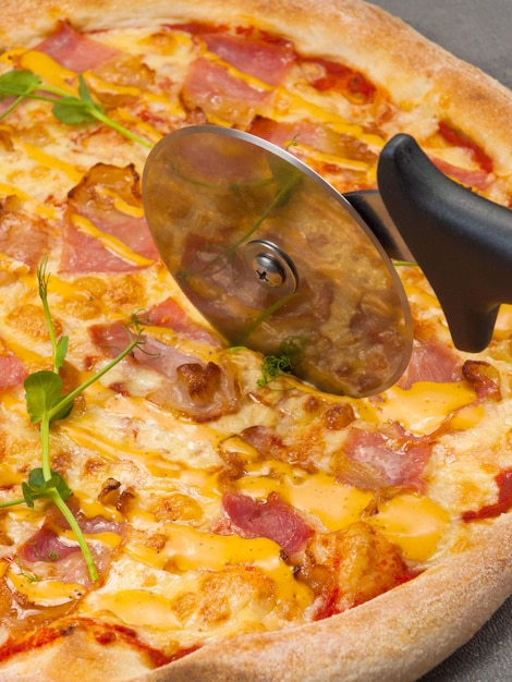 Photo pizza savoureuse avec bacon mozzarella et sauce au fromage