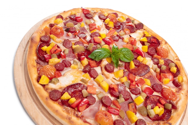 Pizza savoureuse est isolé sur blanc