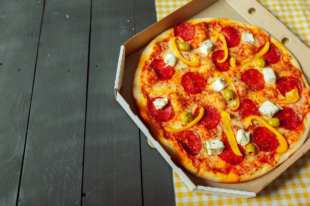 Pizza savoureuse fraîche sur bois