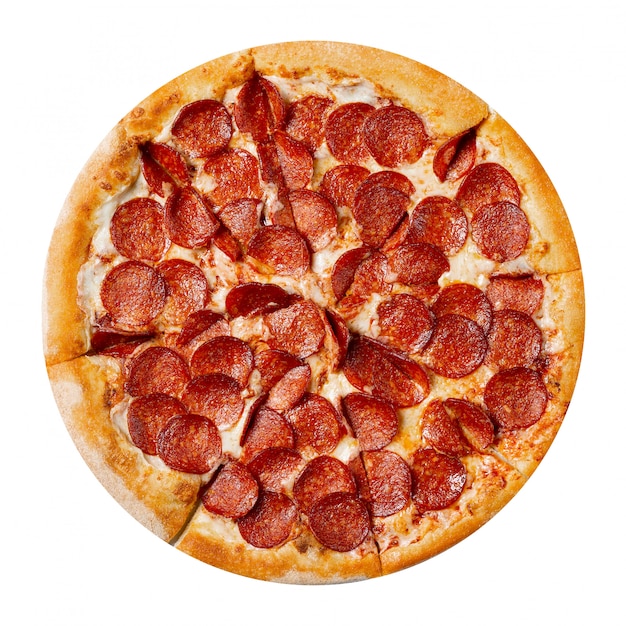 Pizza savoureuse fraîche avec pepperoni isolé sur blanc