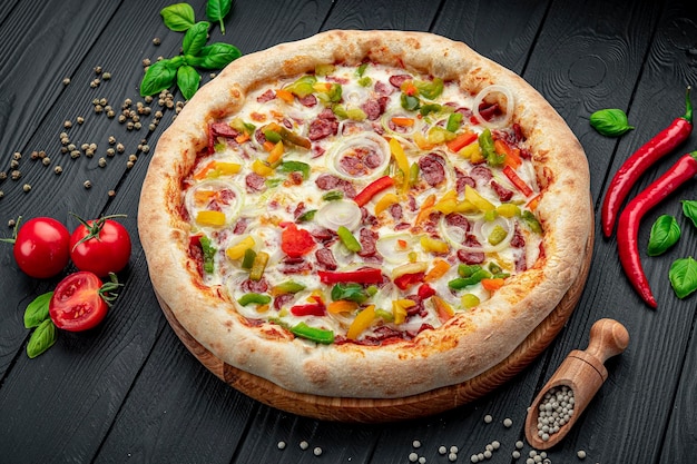 Pizza savoureuse et grande avec différents types de viande