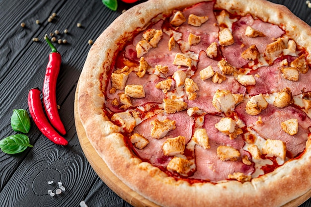 Pizza savoureuse et grande avec différents types de viande