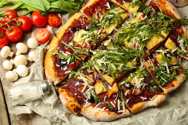 Pizza savoureuse avec des légumes sur la table se bouchent