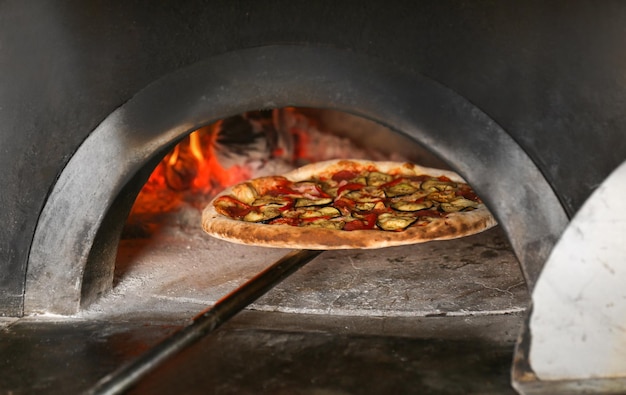 Pizza savoureuse sortant du four