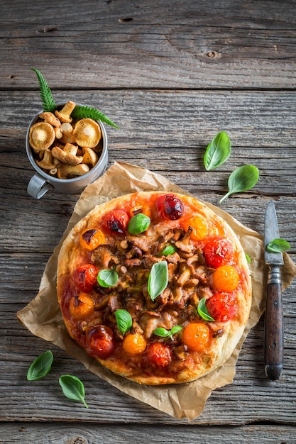 Pizza savoureuse sur une vieille table rustique en bois