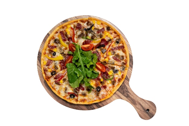 Pizza servie sur une assiette en bois