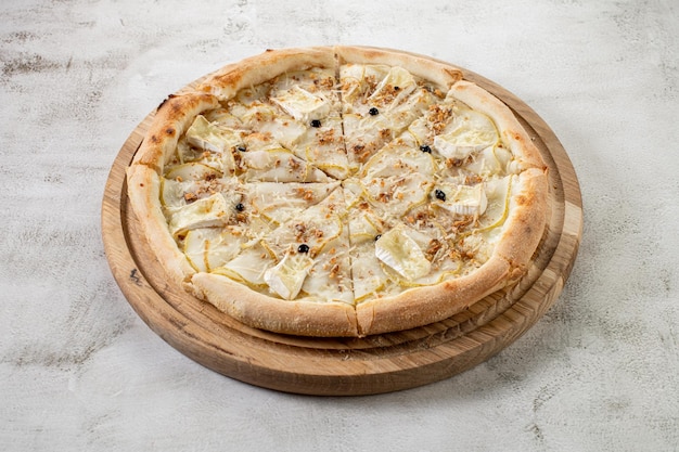 Pizza sucrée au brie aux poires sur fond de béton