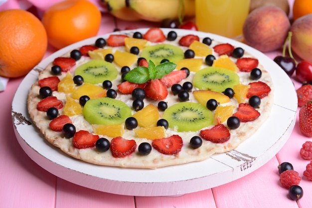 Pizza sucrée aux fruits sur table libre