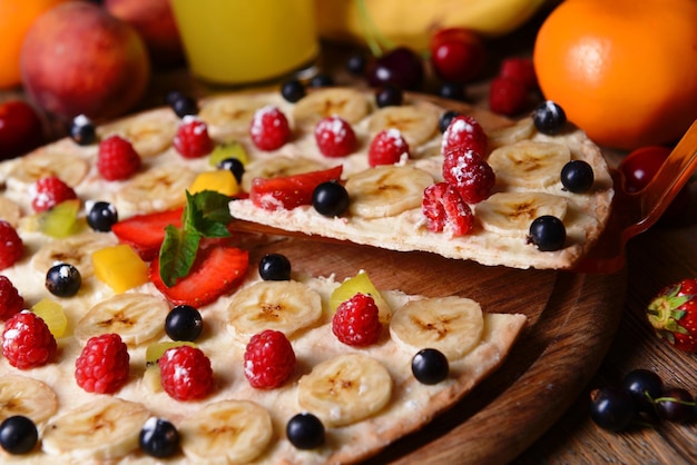 Pizza sucrée aux fruits sur table libre