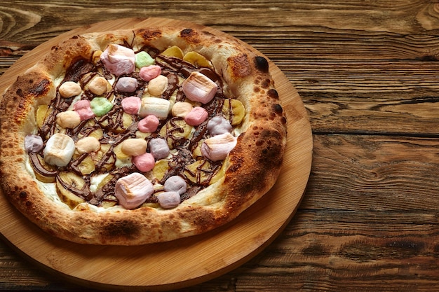 Pizza Sucrée Entière Servie Avec Des Guimauves Et Des Bonbons