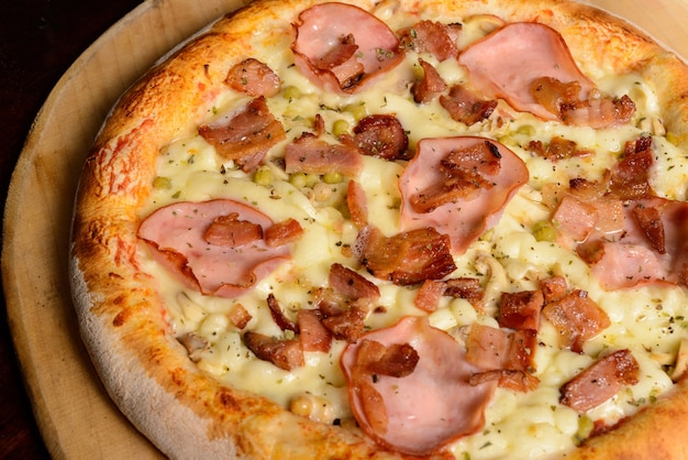 Pizza de surlonge et bacon sur une planche de bois pizza brésilienne