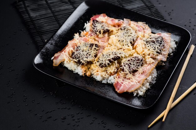 Pizza de sushi sur le noir