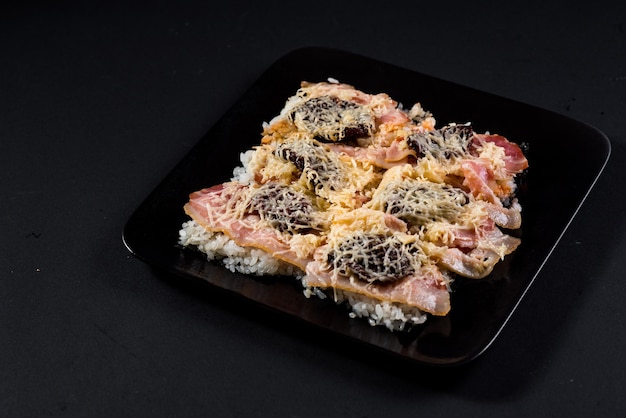 Pizza de sushi sur le noir