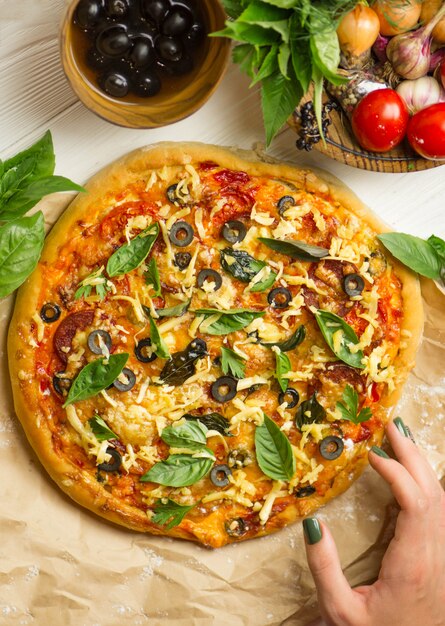 Pizza sur une table en bois. Menu de restaurant de pizza italienne