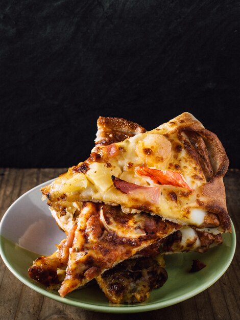 Pizza sur une table en bois