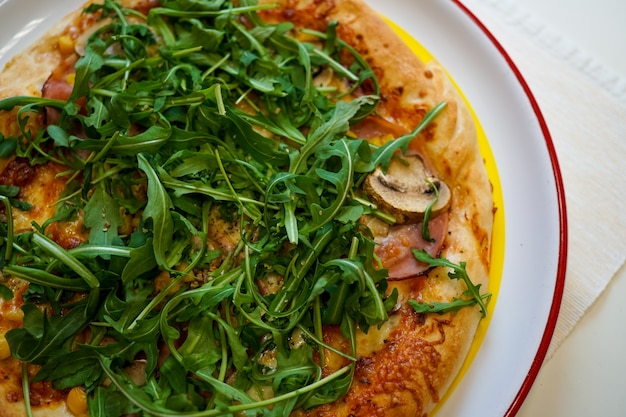 Pizza sur une table de restaurant