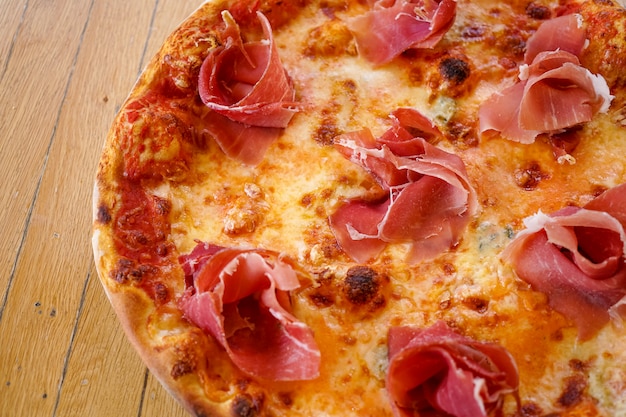 Pizza sur une table de restaurant