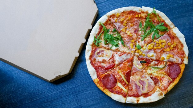 Pizza sur une table de restaurant