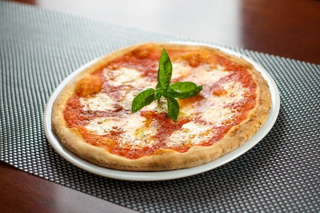 Pizza sur une table de restaurant