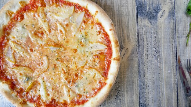 Pizza sur une table de restaurant