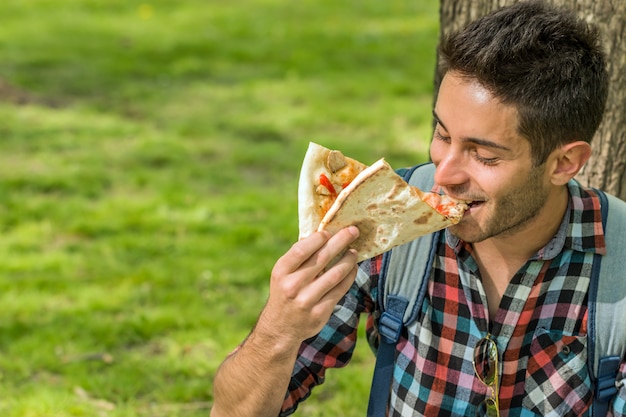 Pizza time.Student pause déjeuner.