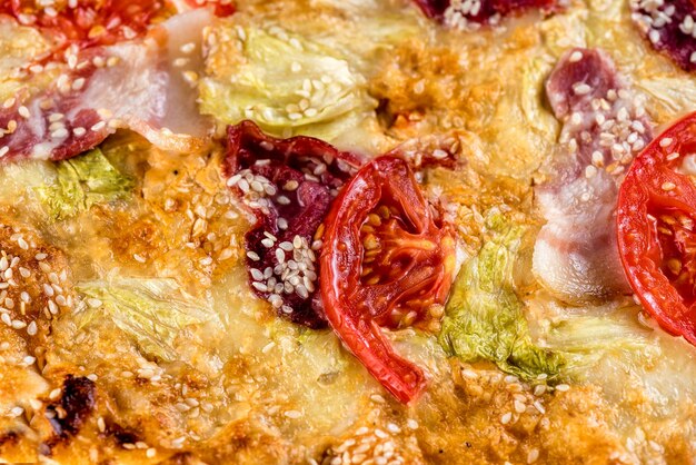Pizza avec tomate, jambon, fromage et sauce. Macro
